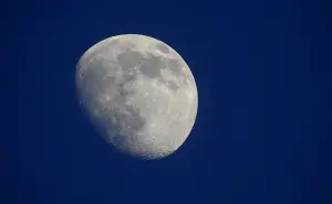 Hay agua en la Luna