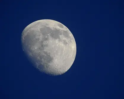 Hay agua en la Luna