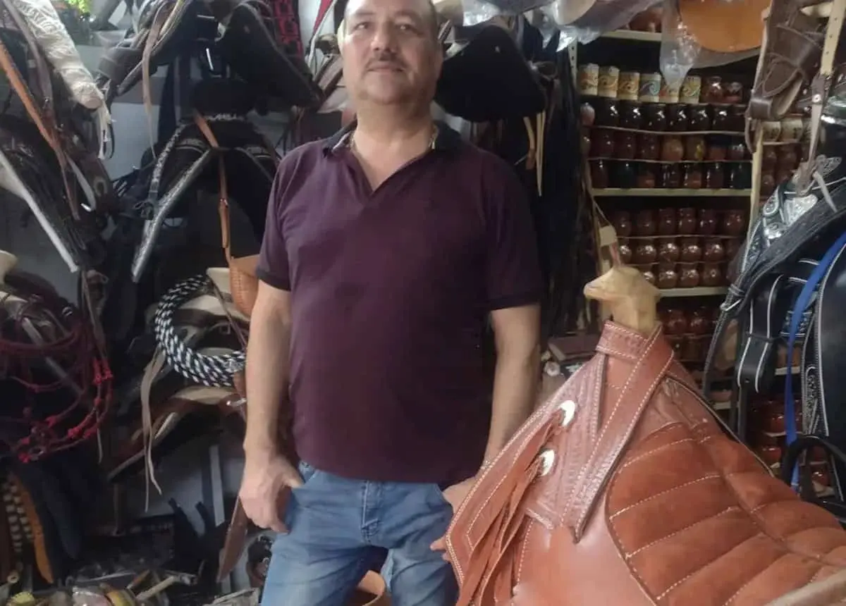 José Zamudio es el talabartero de Culiacán. Durante muchos años ha trabajado en el arte del cuero.