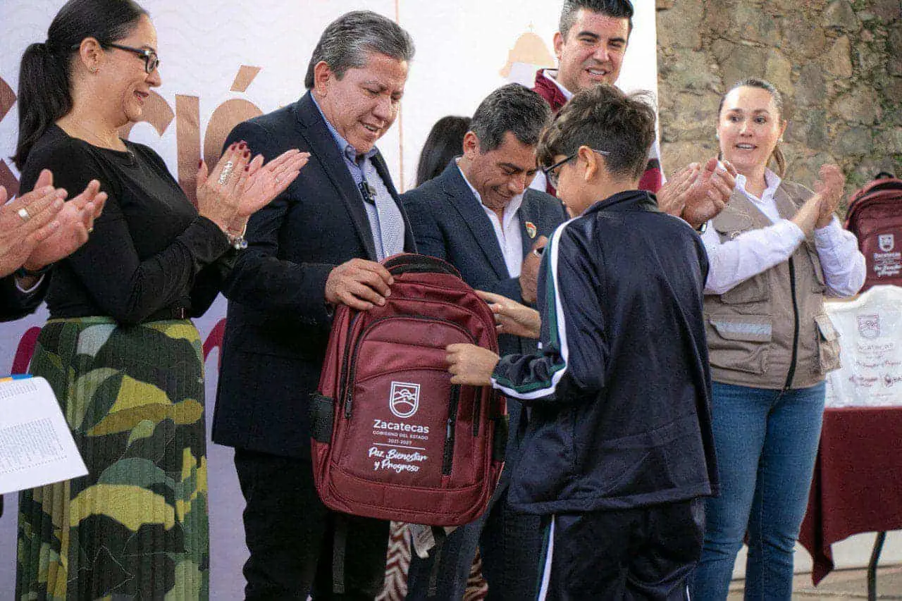 Arranca la entrega de uniformes y útiles escolares en Zacatecas 2024