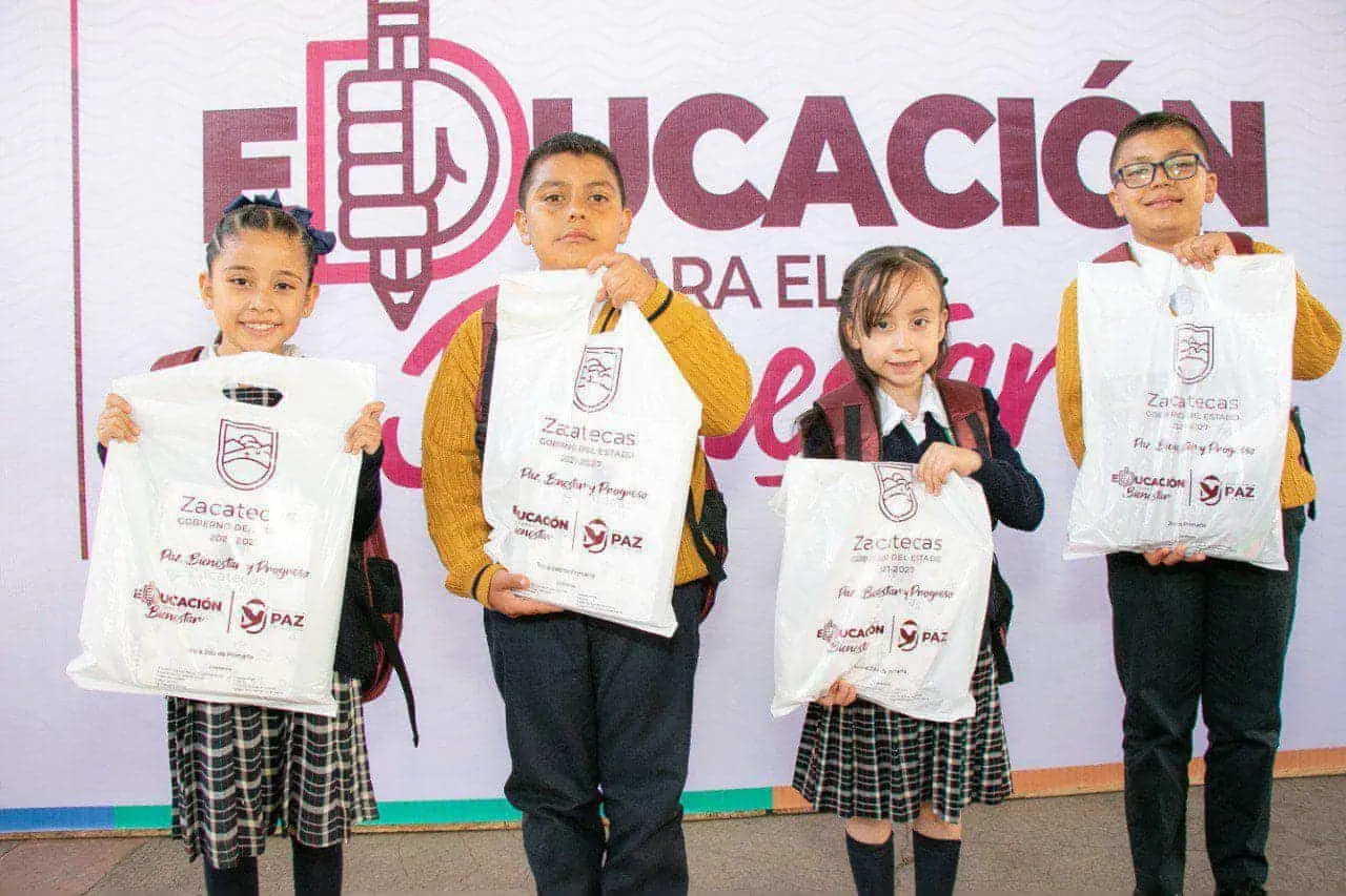 Inicia la entrega de paquetes de útiles escolares y uniformes en el estado de Zacatecas. Foto: Cortesía