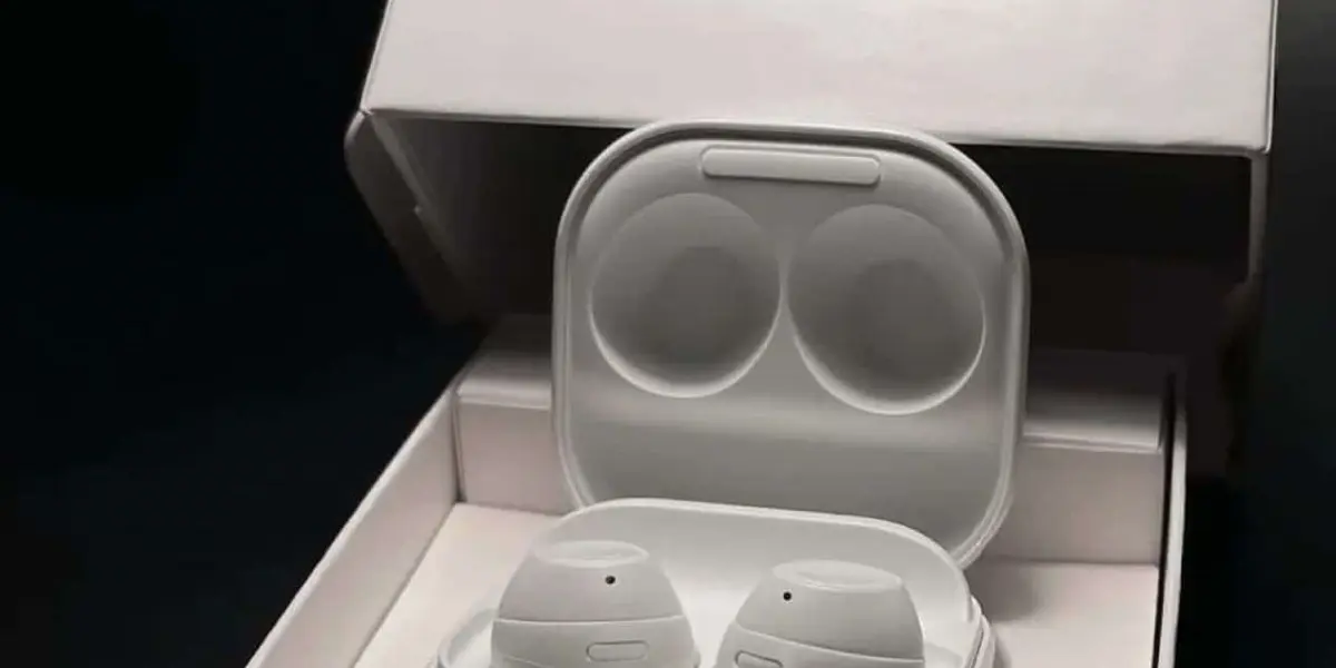 Los auriculares Samsung Galaxy Buds FE traen 3 micrófonos. Foto: Cortesía