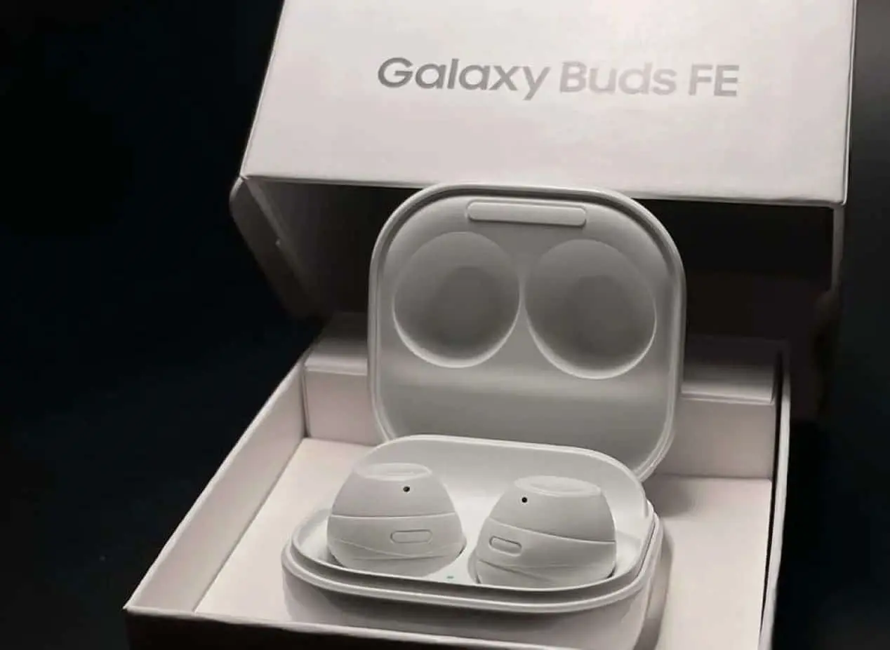 Los auriculares Samsung Galaxy Buds FE traen 3 micrófonos. Foto: Cortesía