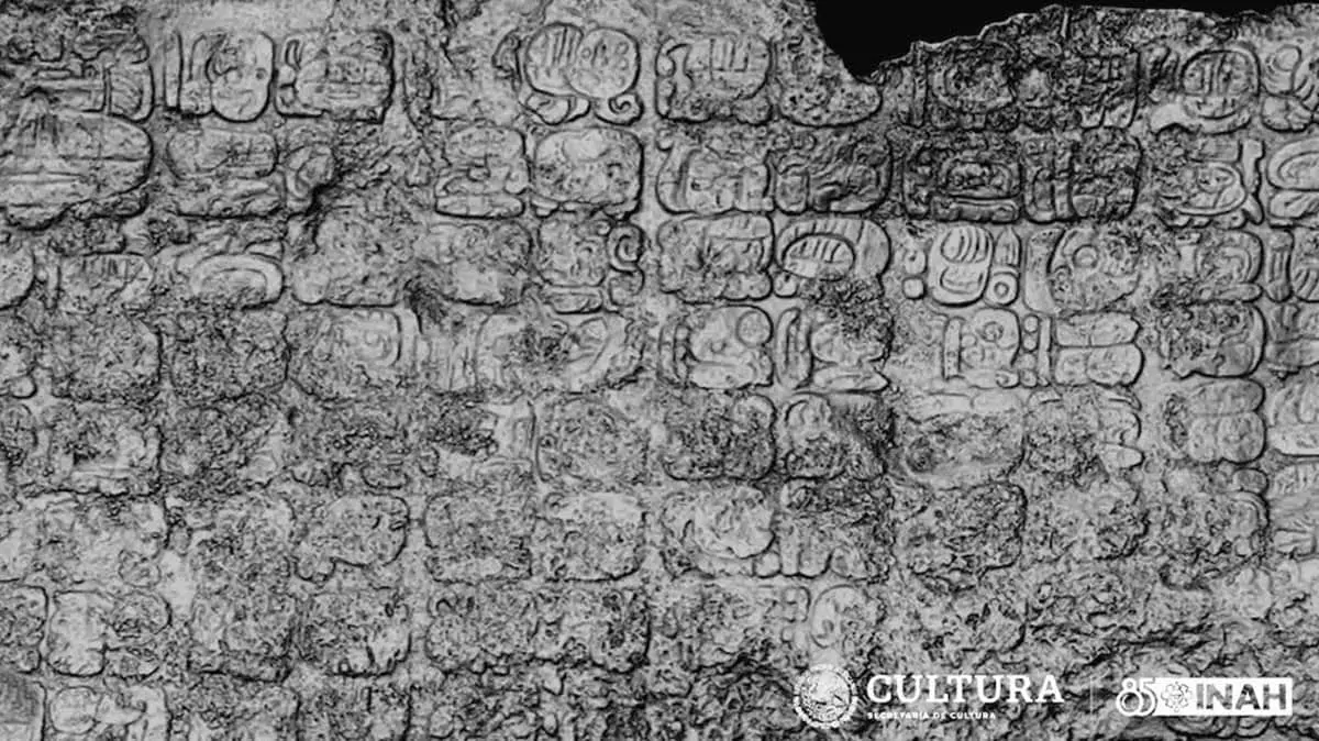 texto glífico maya en la Zona Arqueológica de Cobá.