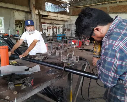 Genio de la herrería, el "maistro Lencho", en Villa Juárez transforma camiones y chatarra en empresas