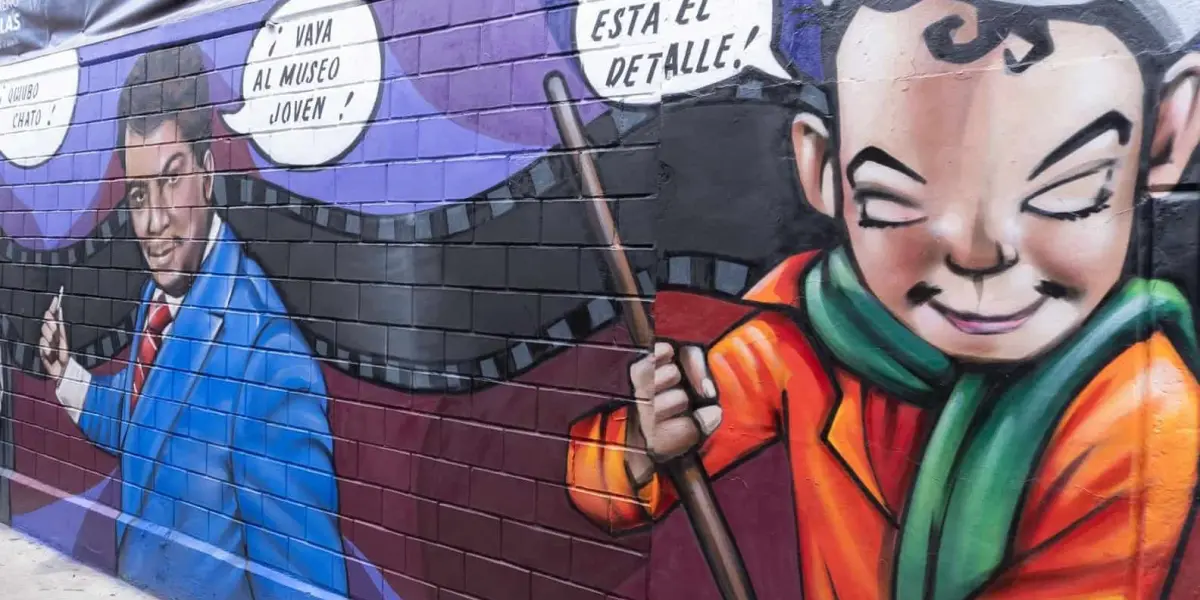 ¡A sus órdenes, je-fe!; un mural en honor a Cantinflas en la vecindad donde creció.