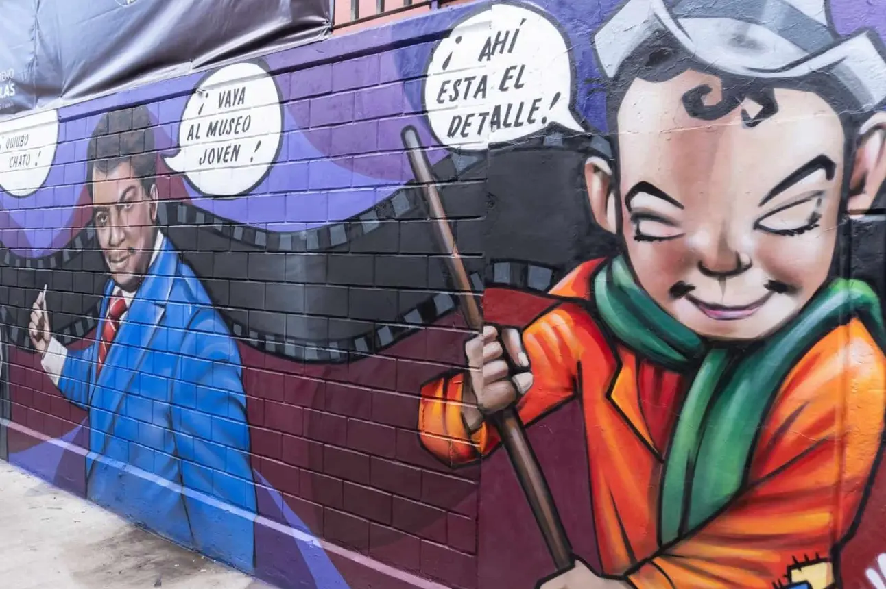 ¡A sus órdenes, je-fe!; un mural en honor a Cantinflas en la vecindad donde creció.