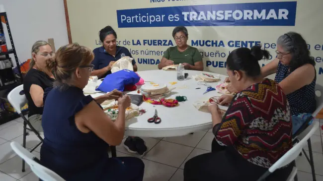 Bordar y tejer es una actividad beneficiosa para la salud física y mental porque ayuda a disminuir la frecuencia cardíaca, la tensión muscular y la presión arterial. Foto: Juan Madrigal