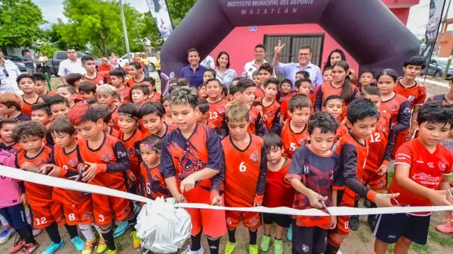 Modernizan el campo de fútbol La Campiña de Mazatlán.