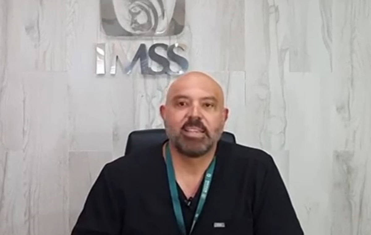 Médico del IMSS le salva la vida a pasajero en pleno vuelo 
