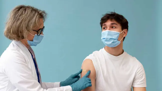 La vacuna contra el Virus del Papiloma Humano, ayuda a que hombres reduzcan sus probabilidades de sufrir cáncer. Foto: Freepick