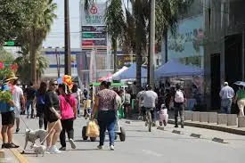 Todos caminando. Foto Paseo Colón Torreón