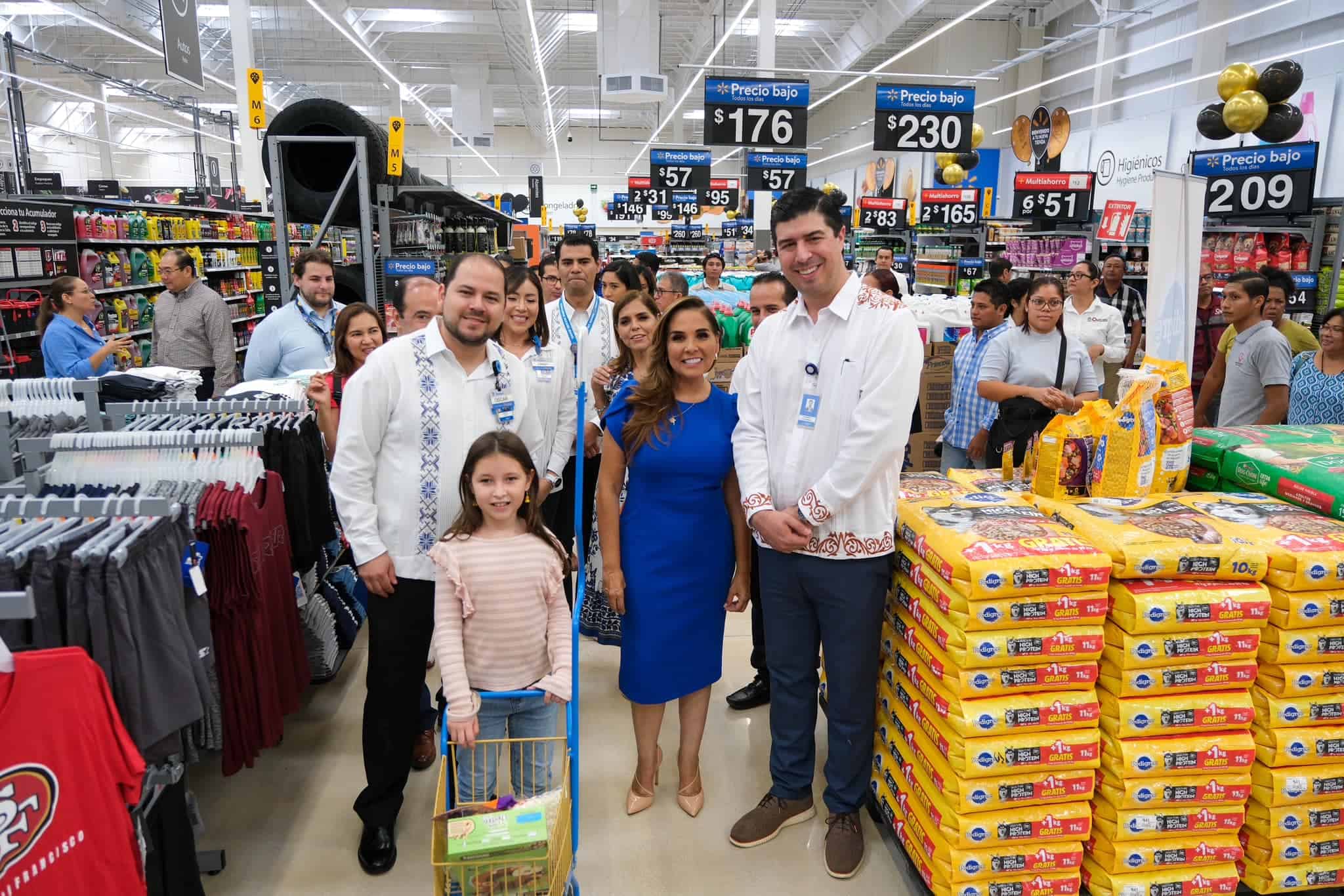 Walmart Supercenter Huayacán abierto desde las 7 de la mañana. Foto: Cortesía