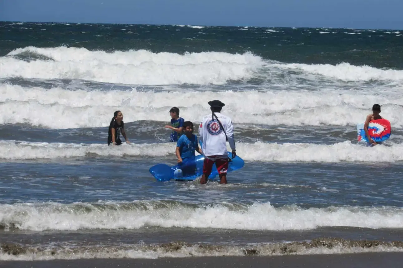 ¿Vas a ir a la playa?, las condiciones para este sábado serán favorables para el bañista, solo acata las indicaciones del personal Salvavidas..