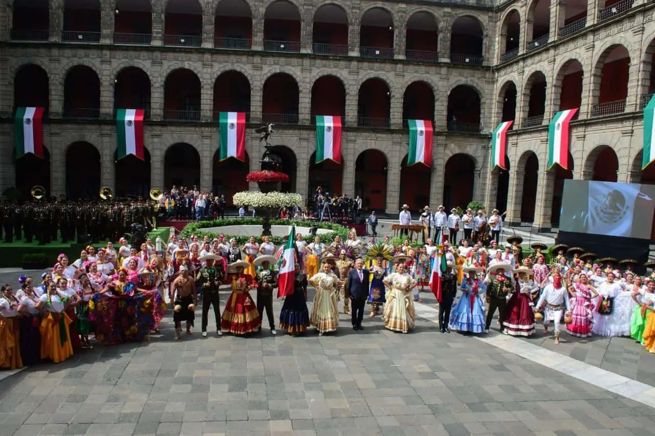 AMLO rinde homenaje a paisanos que viven en EE. UU.; resaltan que generan 338 mil mdd anuales en Estados Unidos.