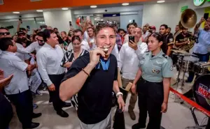 Con banda reciben en Mazatlán a Marco Verde, campeón olímpico