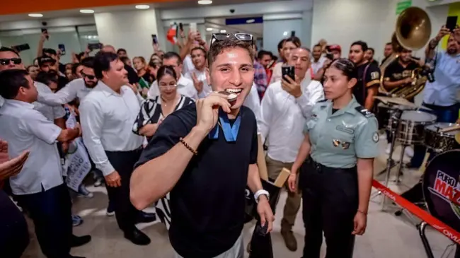 Marco Verde feliz de estar en su tierra Mazatlán, Sinaloa.