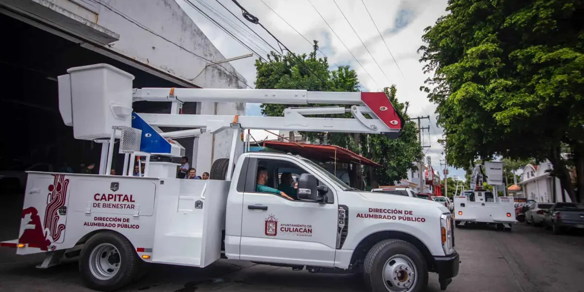 Culiacán con nuevas 4 grúas para reforzar la atención de reportes de alumbrado público.