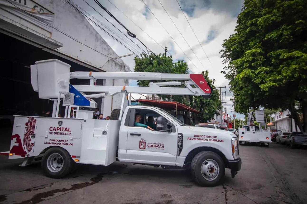 Culiacán con nuevas 4 grúas para reforzar la atención de reportes de alumbrado público.