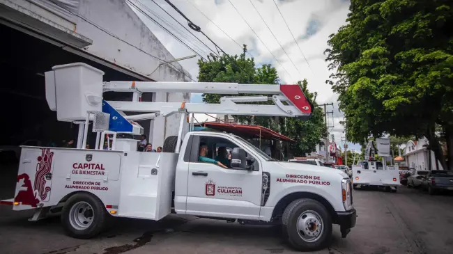 Culiacán con nuevas 4 grúas para reforzar la atención de reportes de alumbrado público.
