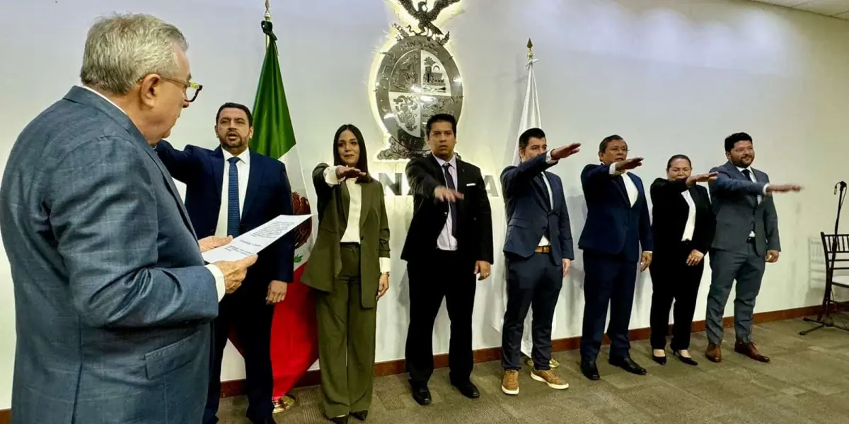 Rubén Rocha Moya toma protesta a nuevos funcionarios de gobierno de Sinaloa.