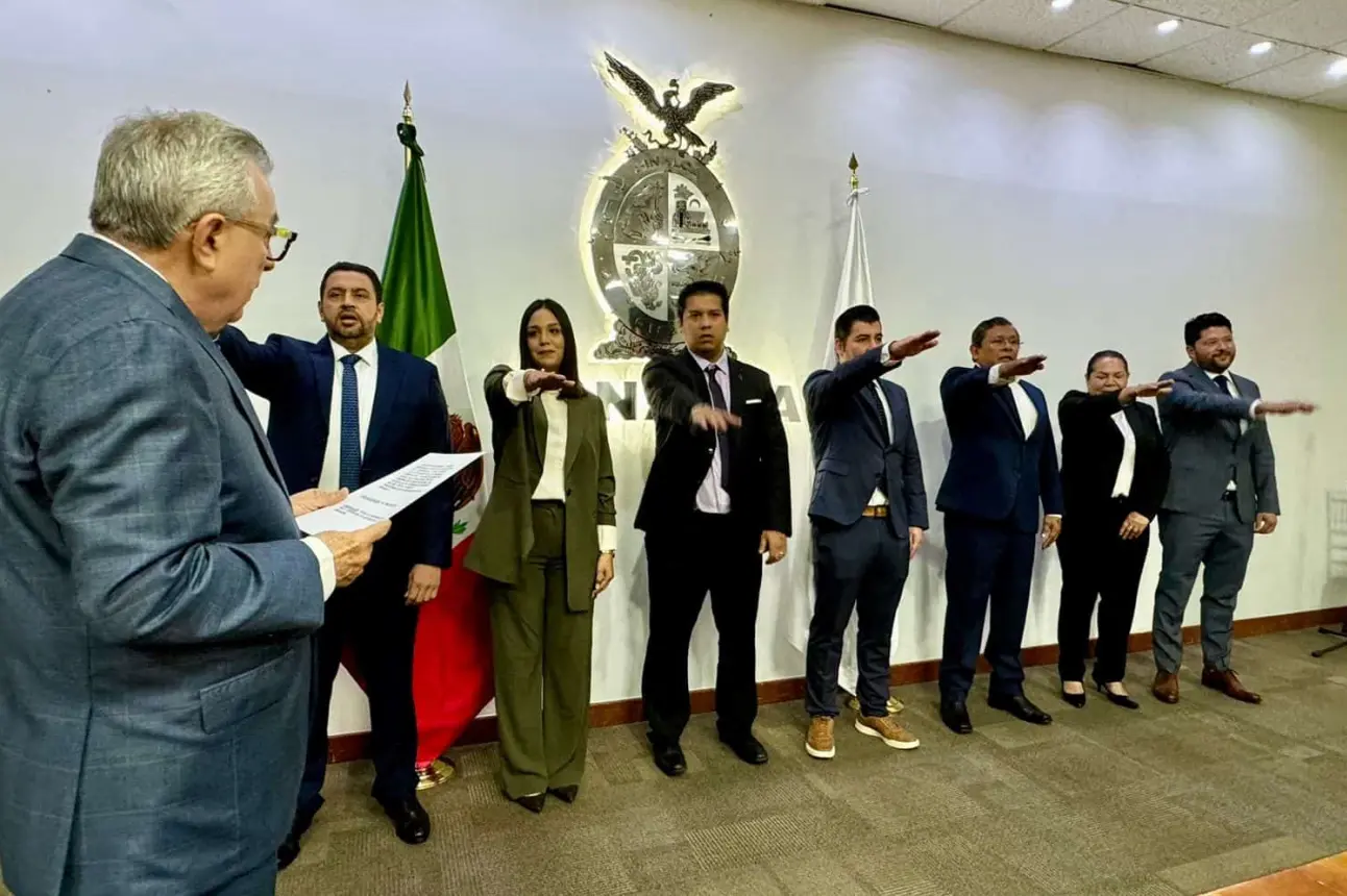 Rubén Rocha Moya toma protesta a nuevos funcionarios de gobierno de Sinaloa.