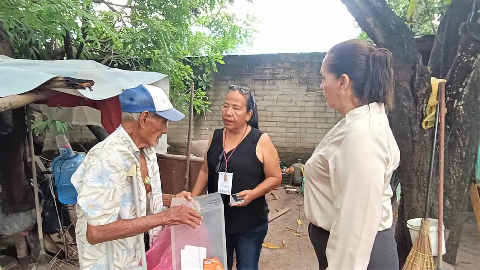 Don Ramón de 64 años, tendrá una vivienda de lámina para cubrirse de la lluvia. Foto: Cortesía