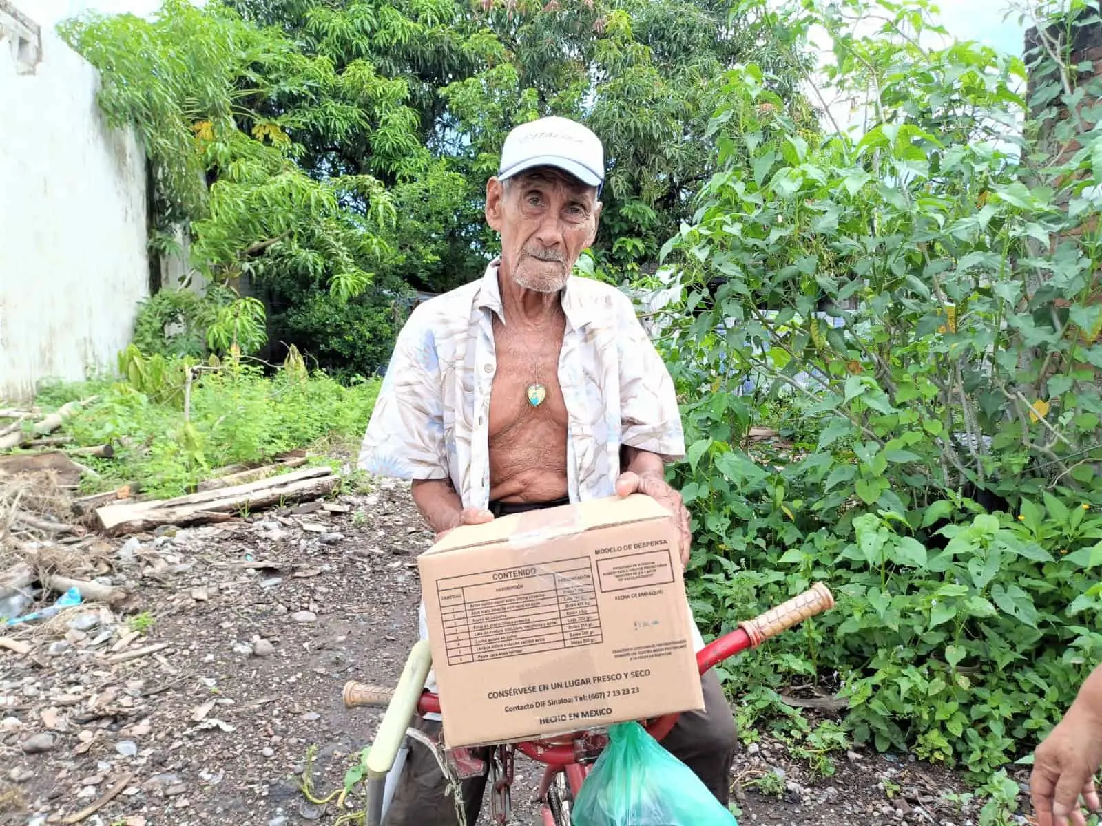 Don Ramón recibe una despensa en Escuinapa, que fue entregada por las autoridades. Foto: Cortesía