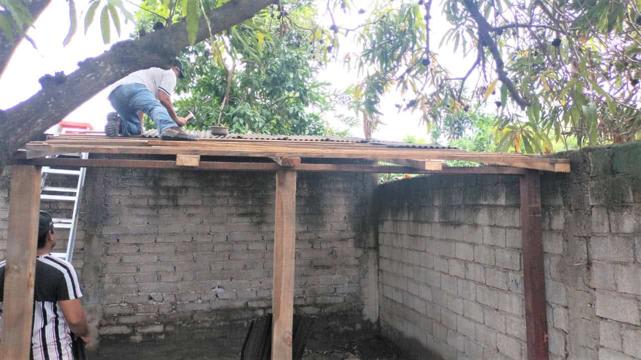 Durante la construcción del tejaban de don Ramón. Foto: Cortesía