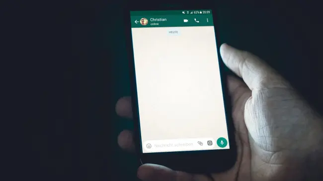 En la lista de contactos de WhatsApp podemos añadir apodos. Foto: Unsplash