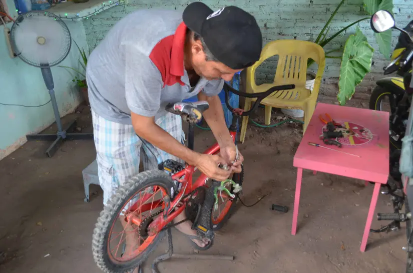 Juan Carlos transforma bicicletas