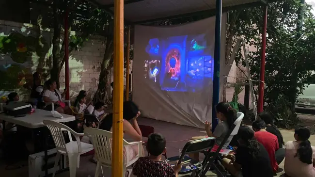 Los niños y niñas regresaron a sus casas con nuevos amigos, recuerdos felices del curso de verano que organizó el comité de Parques Alegres.