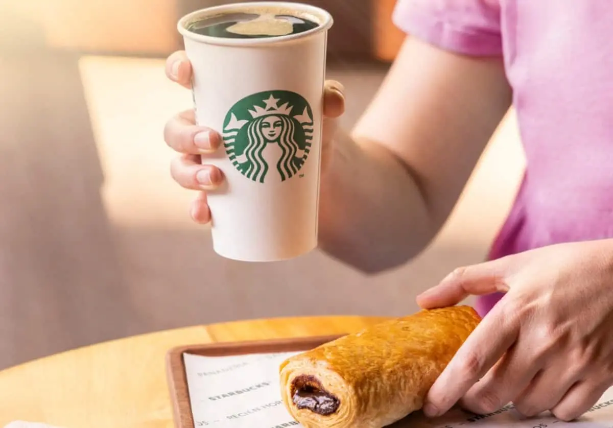 Disfruta de una bebida y un pan de chocolate a precio imperdible. Foto: Starbucks México