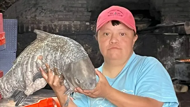 Gildas una chica que vende pescado al horno.