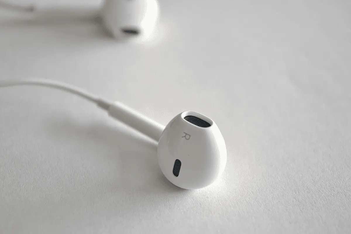 Esta es la función de los orificios de los EarPods de Apple