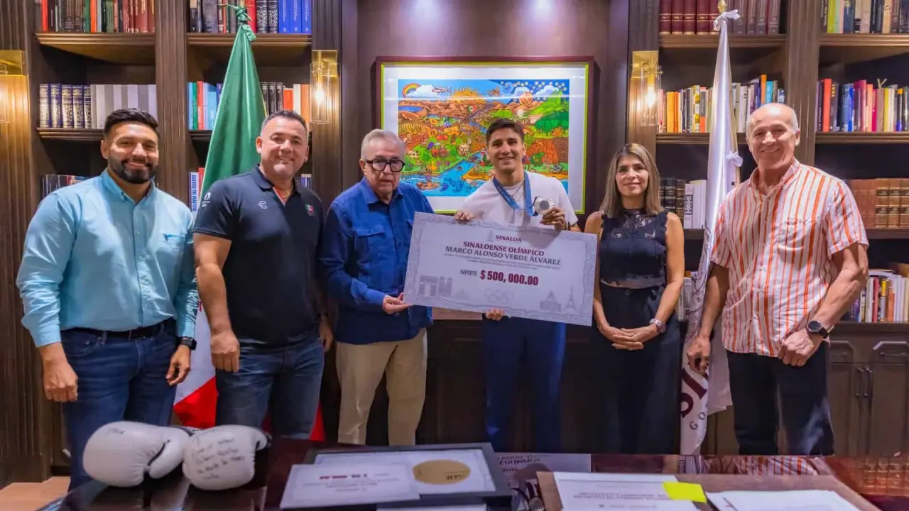 Tanto el pugilista olímpico como su preparador recibieron apoyos económicos como reconocimiento.