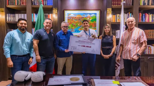 Tanto el pugilista olímpico como su preparador recibieron apoyos económicos como reconocimiento.