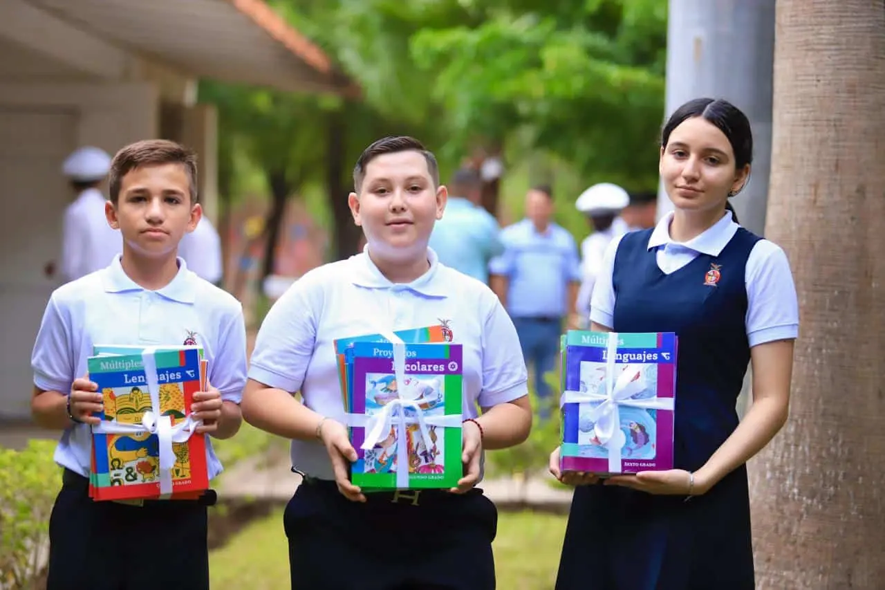 Rubén Rocha puso en marcha el ciclo escolar 2024-2025 en la Escuela Secundaria Juan de Dios Bátiz Paredes en Estación Naranjo, Sinaloa municipio.