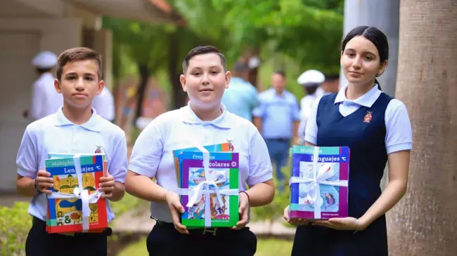 Rubén Rocha puso en marcha el ciclo escolar 2024-2025 en la Escuela Secundaria Juan de Dios Bátiz Paredes en Estación Naranjo, Sinaloa municipio.