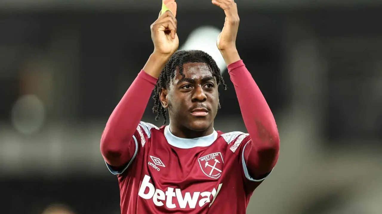Divin Mumbama con el West Ham | Imagen: @Divinm8