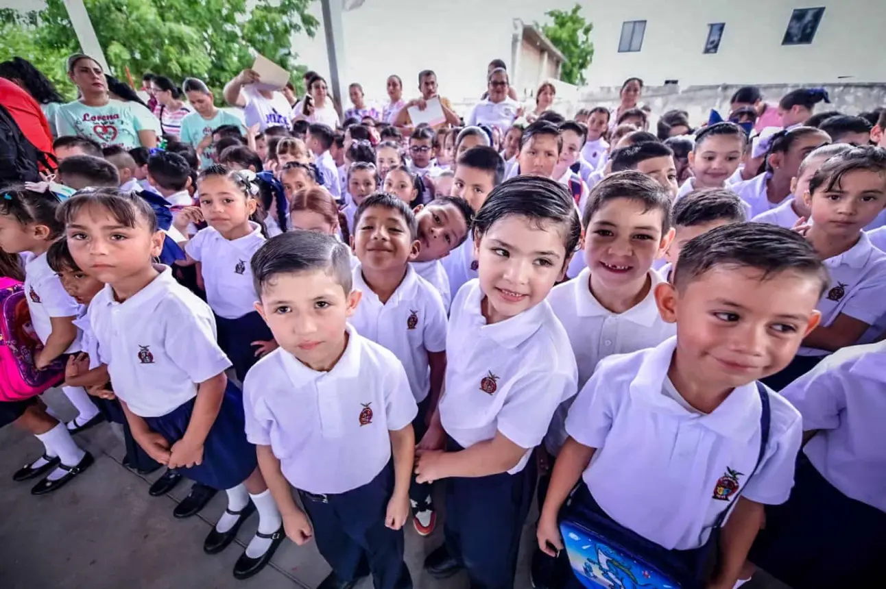 Gobierno de Mazatlán da inicio al ciclo escolar 2024-2025 en la escuela primaria Renato Vega Amador.