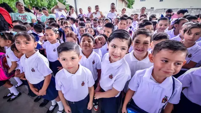 Gobierno de Mazatlán da inicio al ciclo escolar 2024-2025 en la escuela primaria Renato Vega Amador.