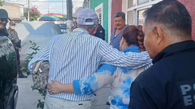 El adulto mayor ya se encuentra con su familia.