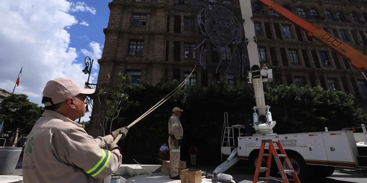 CDMX. Inician a decorar el Zócalo con motivo de las Fiestas Patrias.