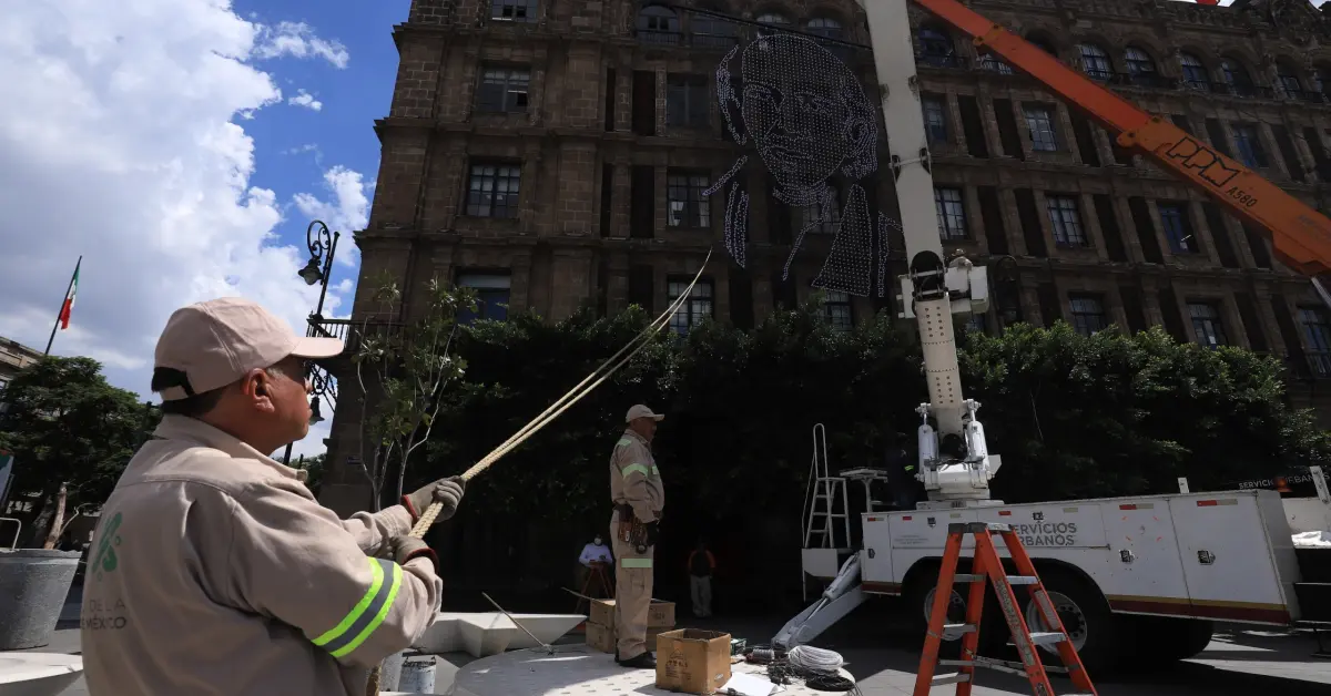 CDMX. Inician a decorar el Zócalo con motivo de las Fiestas Patrias