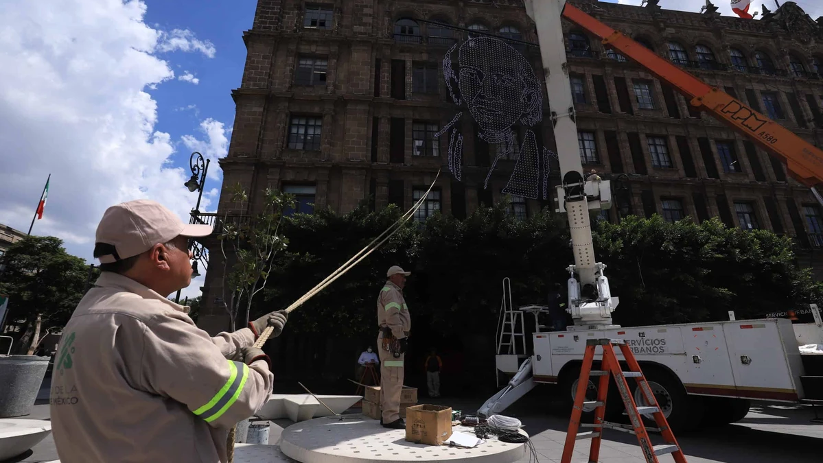CDMX. Inician a decorar el Zócalo con motivo de las Fiestas Patrias.