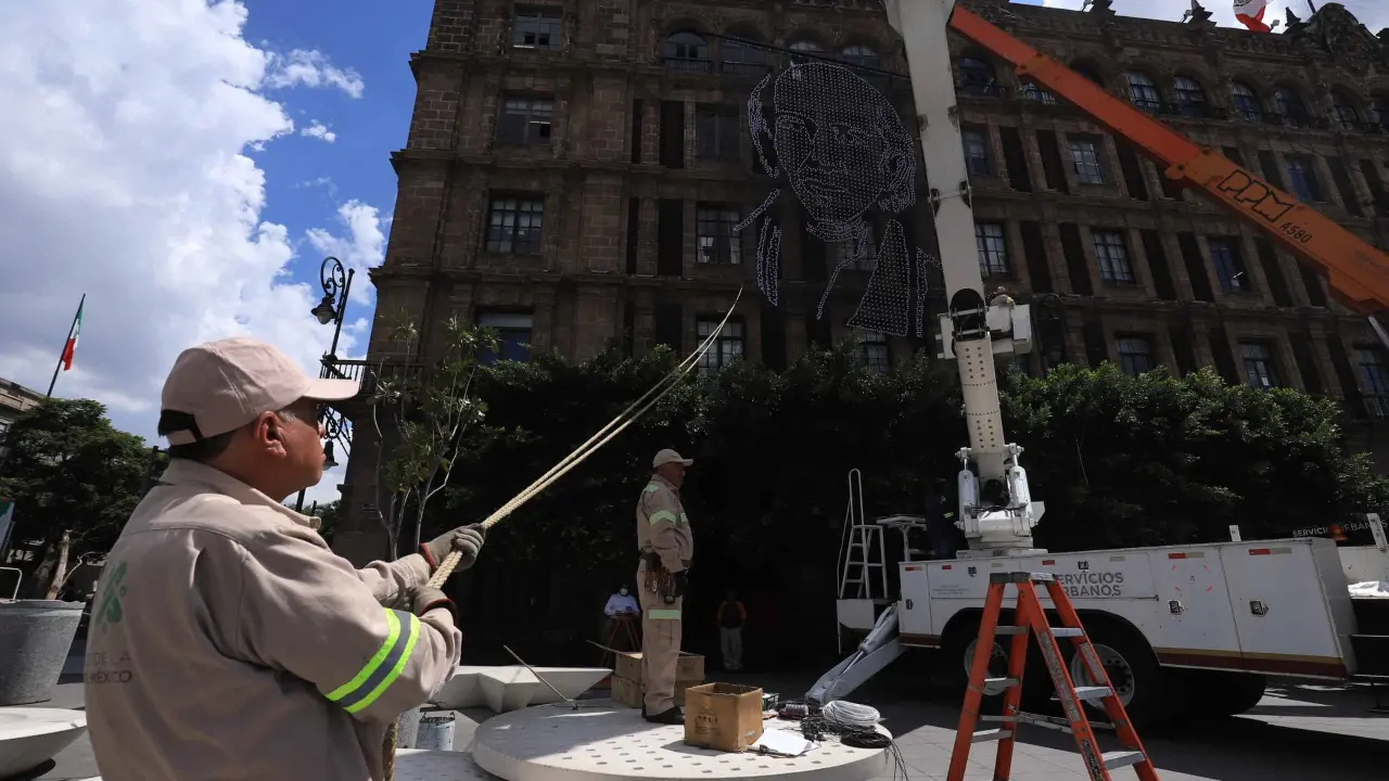 CDMX. Inician a decorar el Zócalo con motivo de las Fiestas Patrias.