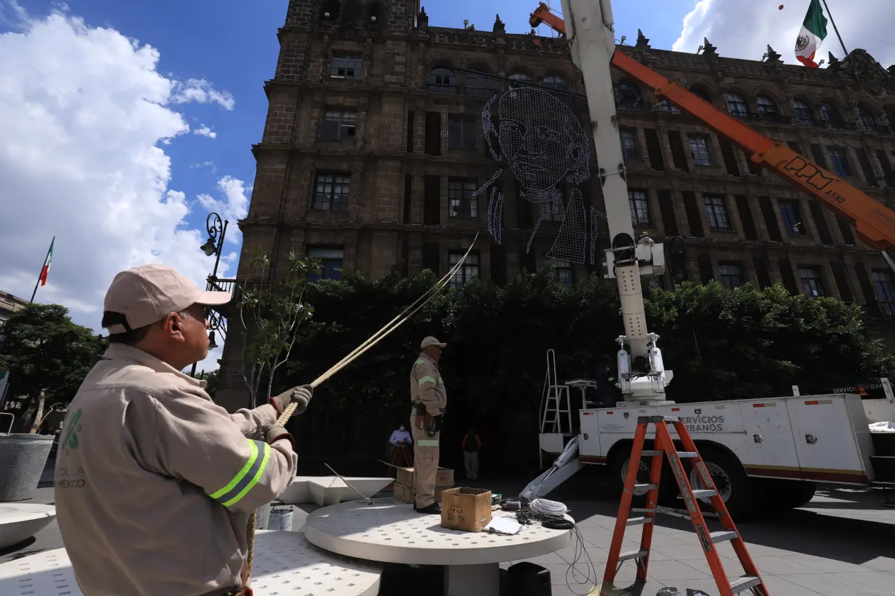 CDMX. Inician a decorar el Zócalo con motivo de las Fiestas Patrias.