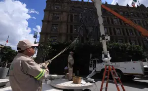 CDMX. Inician a decorar el Zócalo con motivo de las Fiestas Patrias