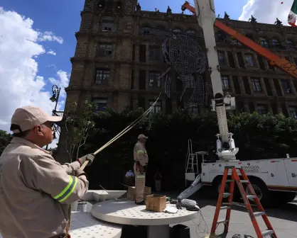 CDMX. Inician a decorar el Zócalo con motivo de las Fiestas Patrias